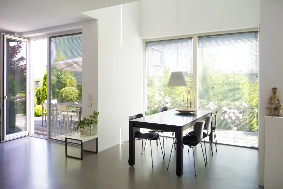 Estancia principal con pavimento de microcemento.