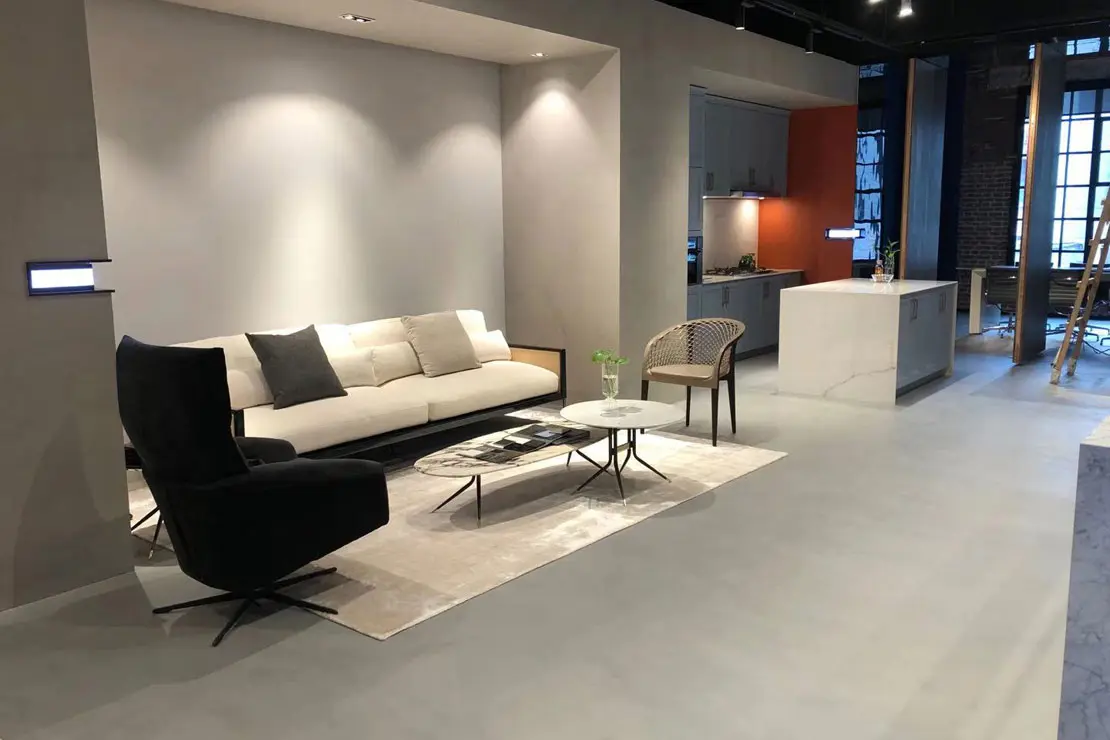 Alojamiento sofisticado y contemporáneo con muros y pavimento de microcemento.